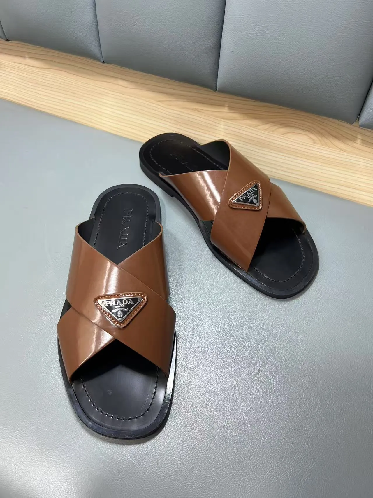 340💰PRADA Prada’s latest slippers are synchronized with the official website. This slipper is made of the brand’s unique and iconic Saffiano leather. The brand logo jumps out from the double straps, and the brand style is clearly visible. Cowhide gives men elegant charm and functional design, making it an ideal choice for vacation and leisure. Size:38-45